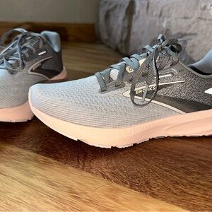 Brooks Women's Launch 10 Running shoes Grey/Palepeach Size 6 EUC like new